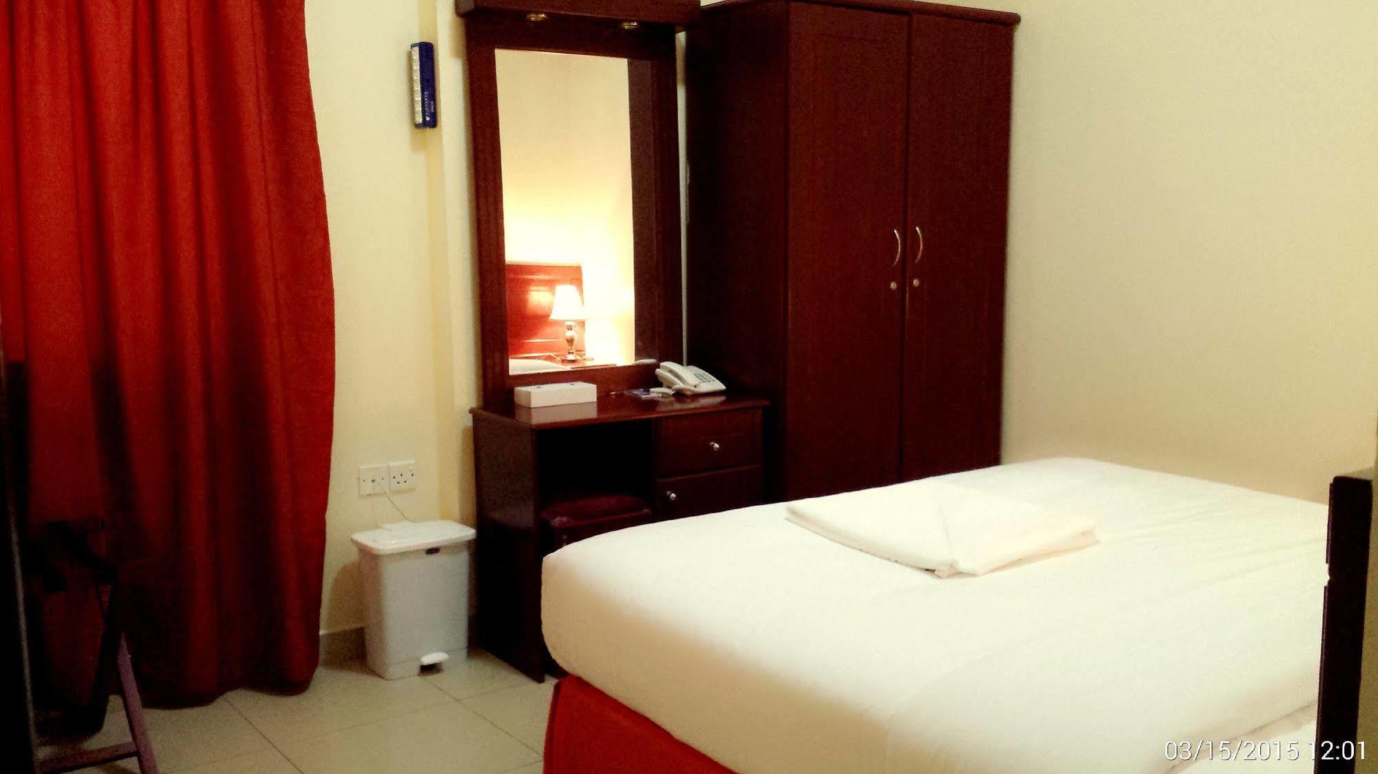 שארג'ה Al Reem Hotel Apartments מראה חיצוני תמונה