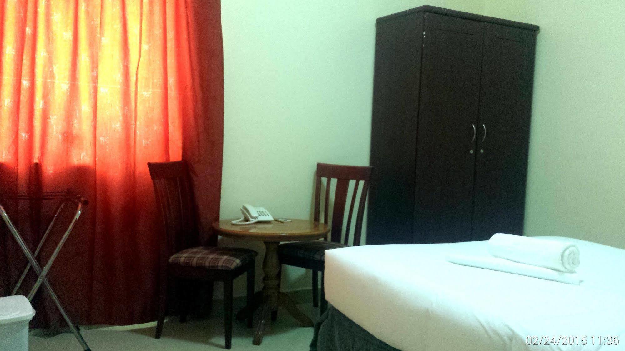שארג'ה Al Reem Hotel Apartments מראה חיצוני תמונה