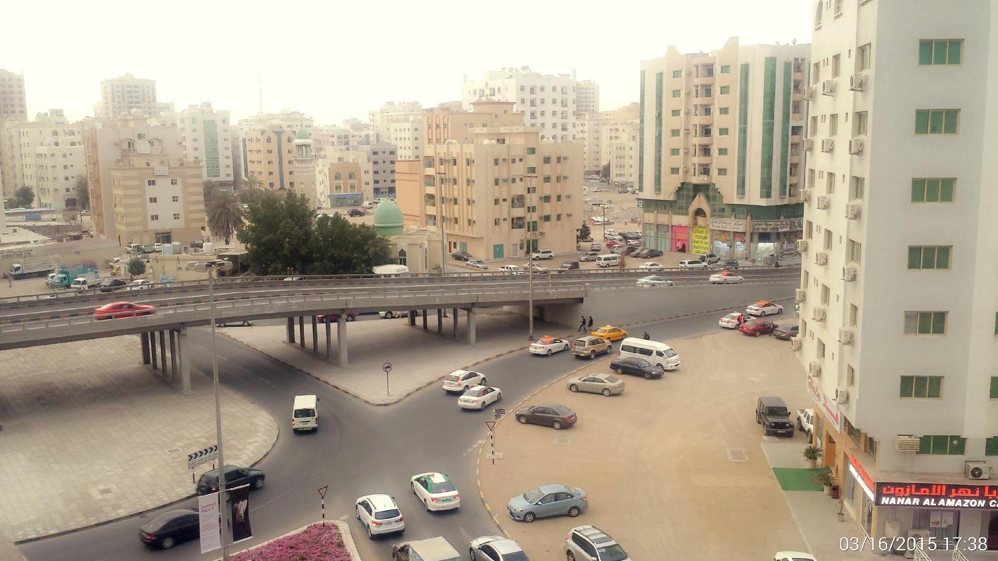 שארג'ה Al Reem Hotel Apartments מראה חיצוני תמונה